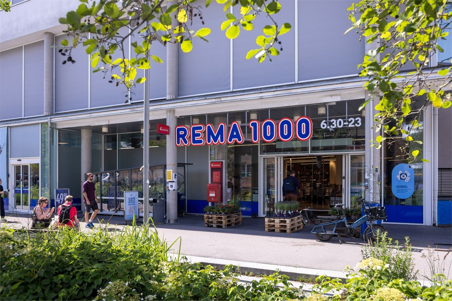 De daglige innkjøpene gjør du hos Kiwi eller Rema 1000, begge bare fem-seks minutters gange fra leiligheten.