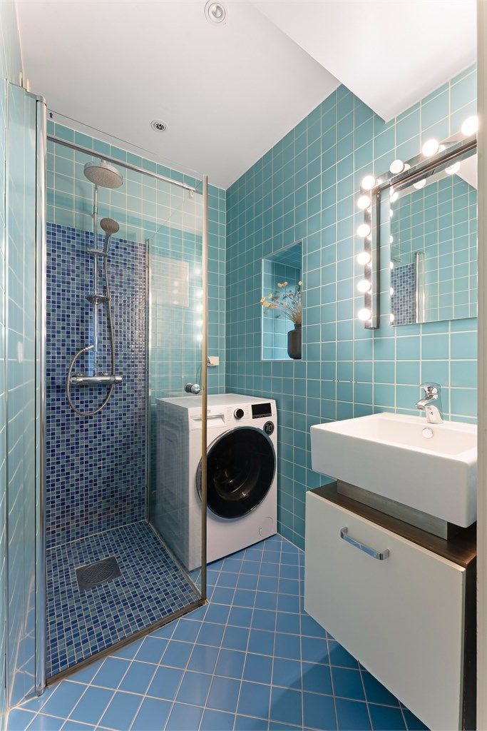 Badet ble oppgradert i 2013 med fliser, gulvvarme, downlights og opplegg for vaskemaskin