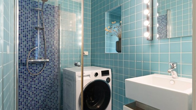 Badet ble oppgradert i 2013 med fliser, gulvvarme, downlights og opplegg for vaskemaskin