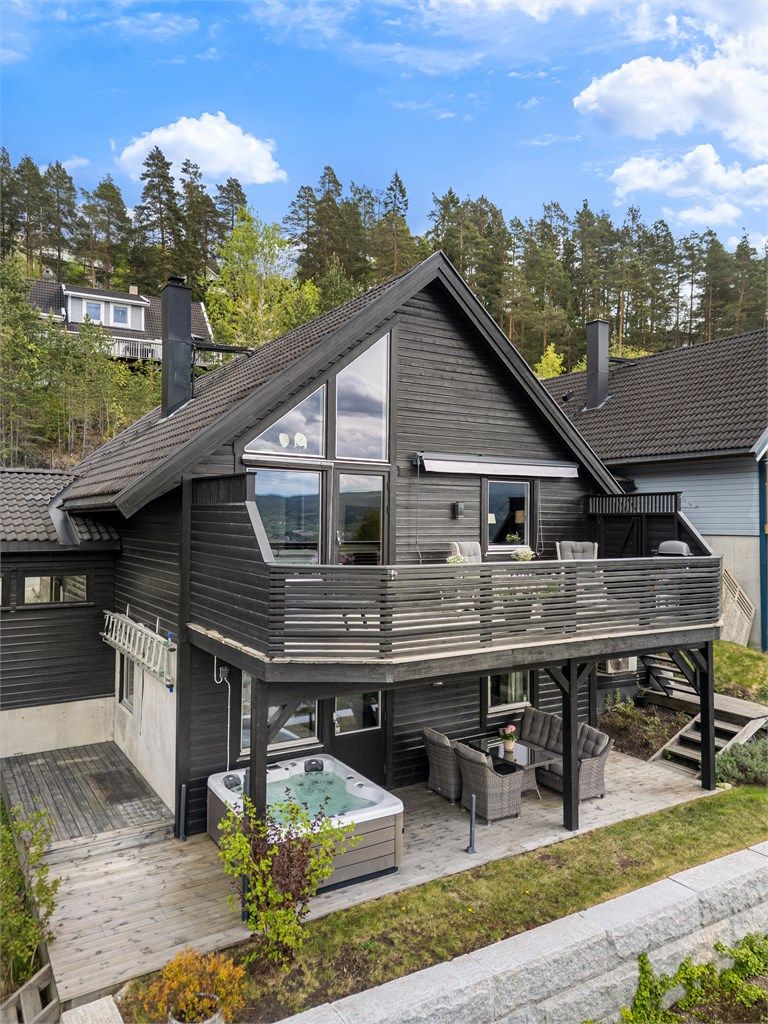 Eiendommen har to store uteplasser fordelt over begge plan.