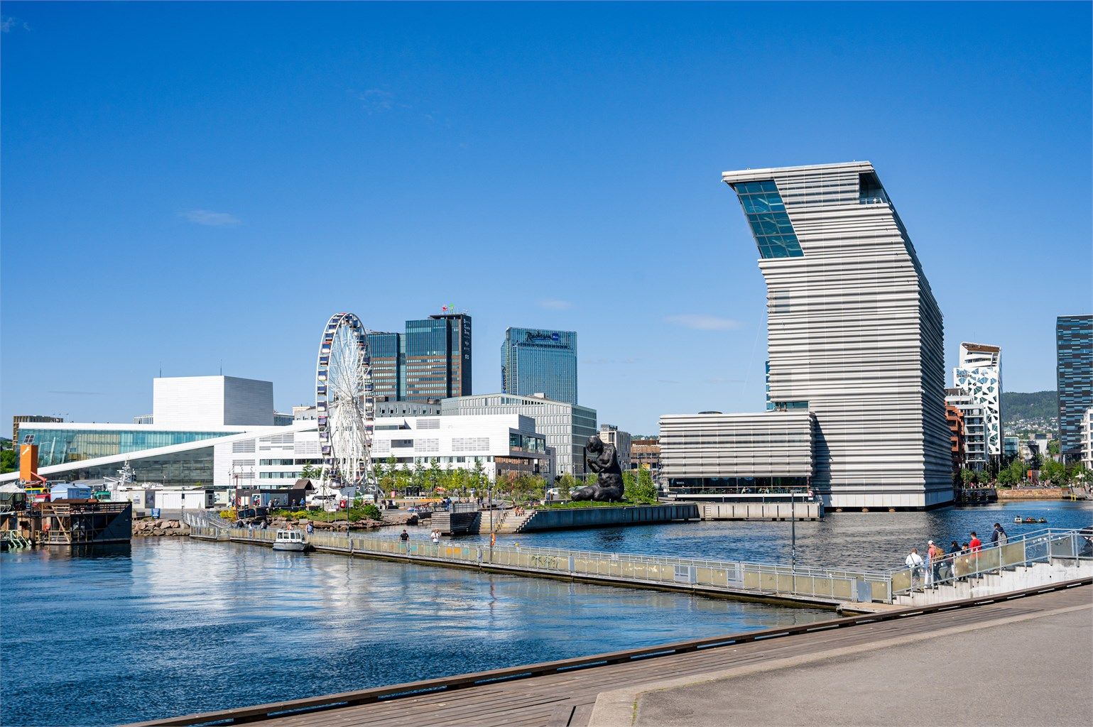 Byens flotteste sjøbad ligger ytterst på Sørengkaia med langstrakte saltvannsbasseng, stupebrett og sitteområder for solfylte dager. Kort vei til nye Munchmuseet, shopping og gastronomi i Bjørvika.