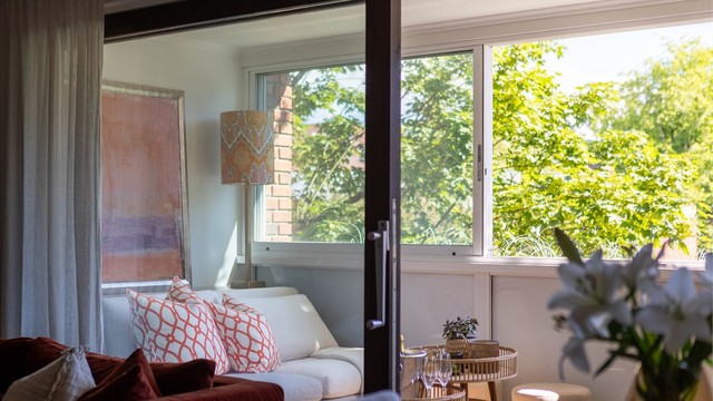 Fra stuen er det utsyn mot grønne omgivelser og en sjelden følelse av ro, kun få skritt fra Frognerparkens vakre alléstrøk.