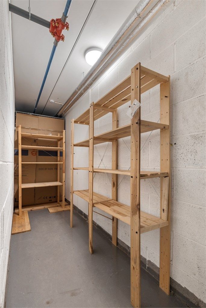 Kjellerbod med plass for lagring.