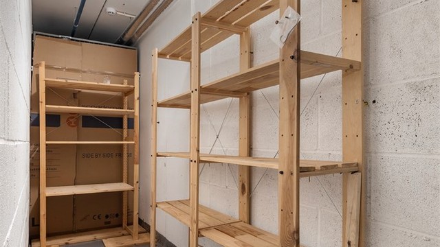 Kjellerbod med plass for lagring.