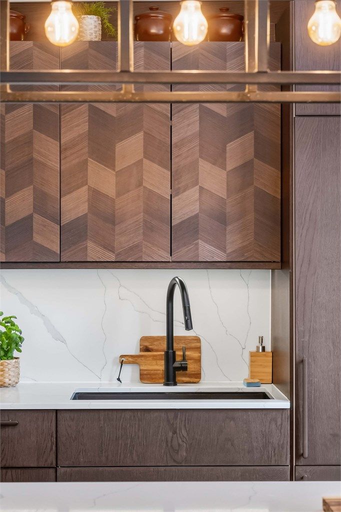 Kjøkken med et moderne og stilrent uttrykk.