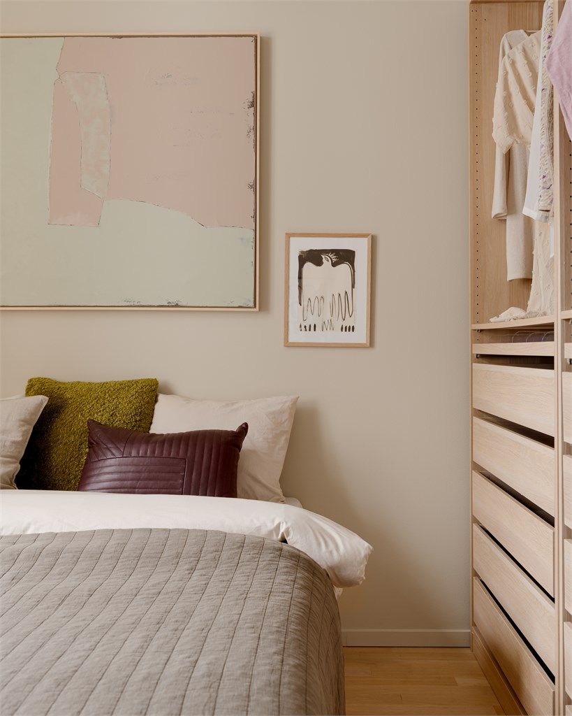 Rommet har en raus størrelse og den samme gode takhøyden som går igjen i resten av leiligheten. Dobbeltseng og nattbord får enkelt plass her!