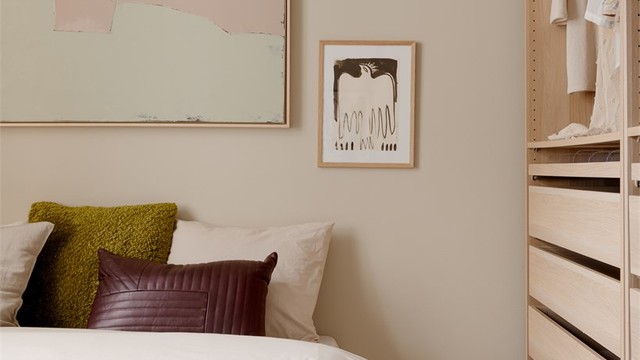 Rommet har en raus størrelse og den samme gode takhøyden som går igjen i resten av leiligheten. Dobbeltseng og nattbord får enkelt plass her!