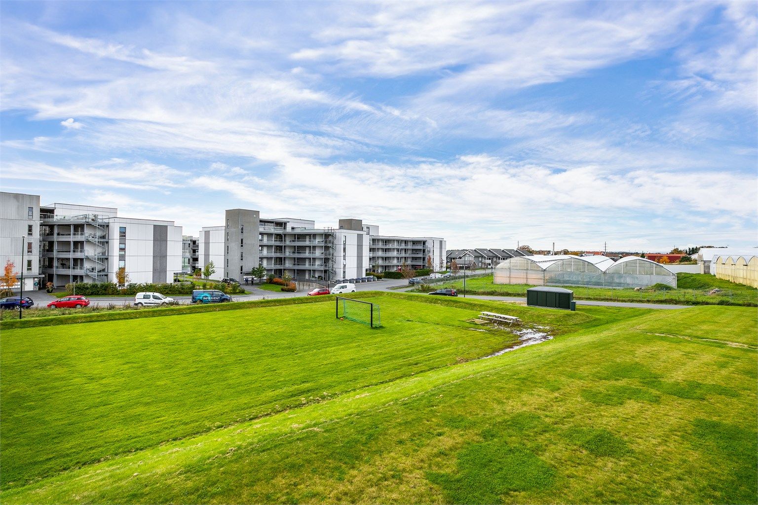 Balkongens høyde gir et fint utsyn til omgivelsene i syd og vest.