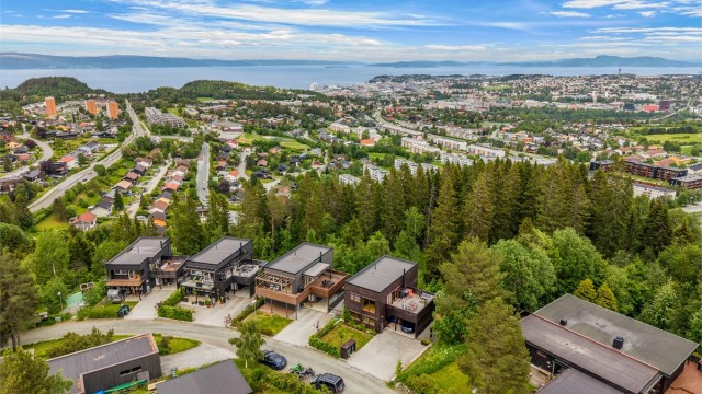 Det er også gode kollektivforbindelser fra området. Nærmeste holdeplass er Bukkvollan, ca. 6 min gange unna. Ugla holdeplass ligger ca. 9 min unna og betjenes av linje 9. Selsbakk stasjon ligger ca. 8 min unna.