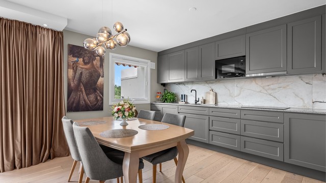 Kjøkken - plass til spisebord/langbord hvor både venner og familie kan inviteres til en hyggelig middag