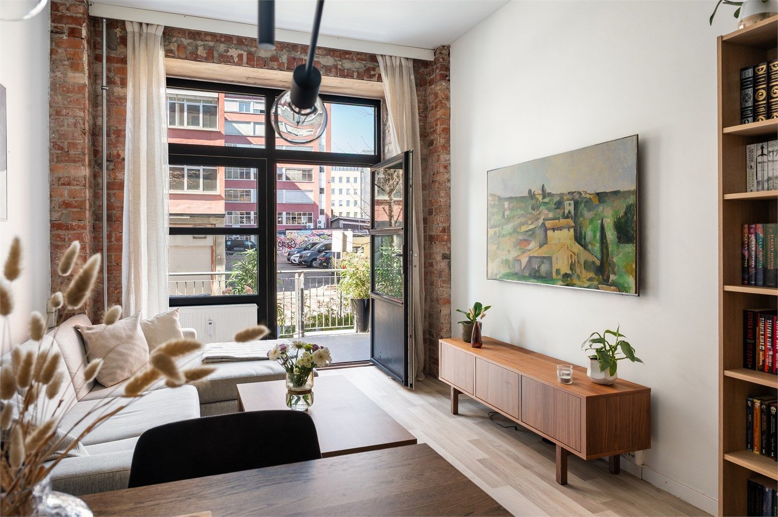 Stuen har store vinduer som gir godt med naturlig lys. Fra stuen er det utgang til en herlig nordvestvendt terrasse på hele 12 kvm.