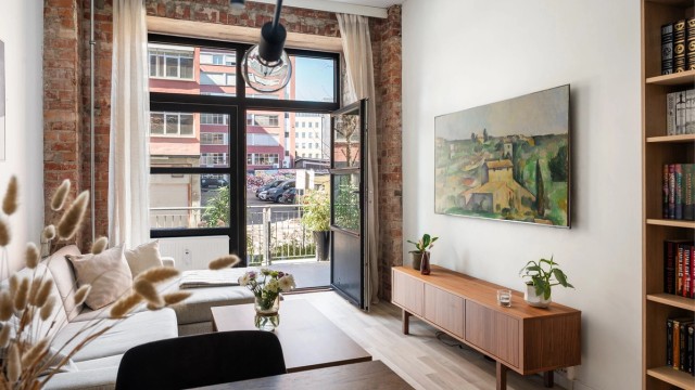 Stuen har store vinduer som gir godt med naturlig lys. Fra stuen er det utgang til en herlig nordvestvendt terrasse på hele 12 kvm.