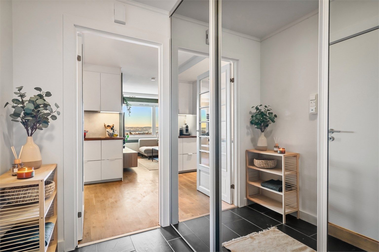 Entrè med fliser på gulv. Integrerte og plassbesparende garderobeløsninger