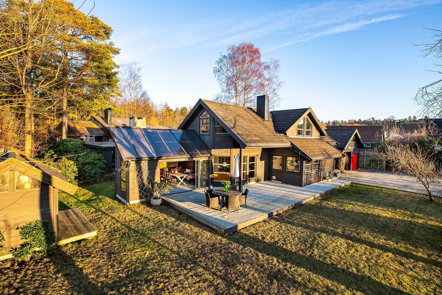 Stor tomt med god boltreplass for både store og små. 