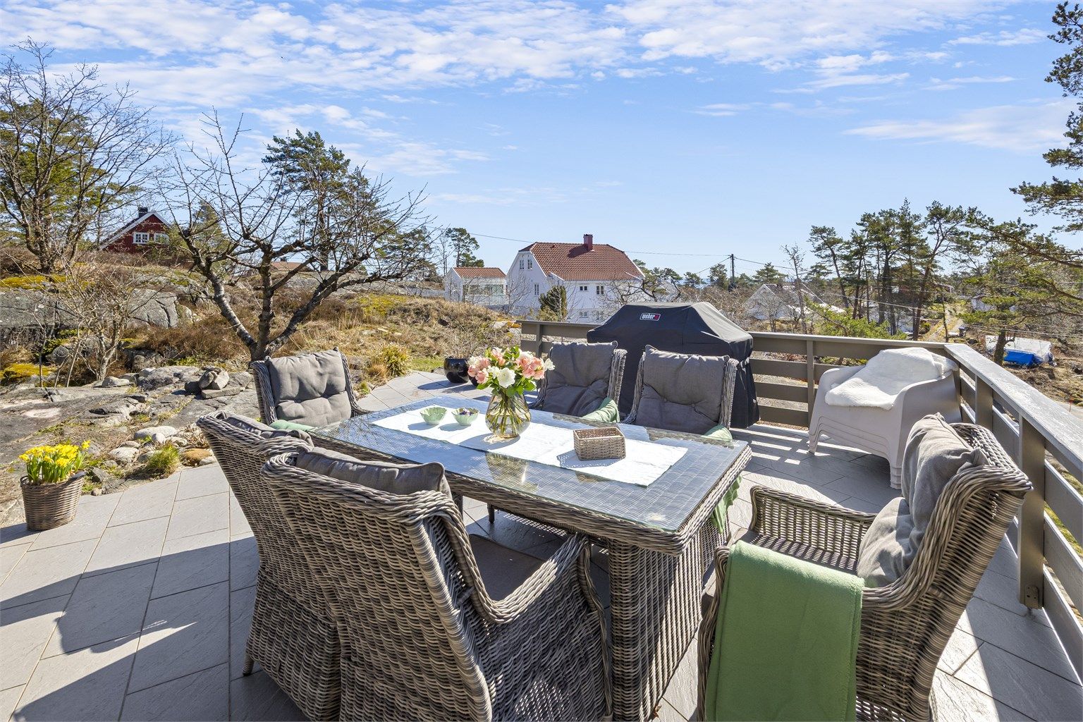 Her er det rikelig med plass for utemøbler og grilling.