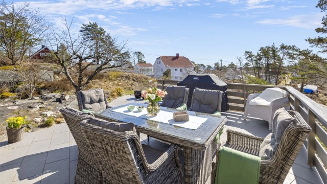 Her er det rikelig med plass for utemøbler og grilling.