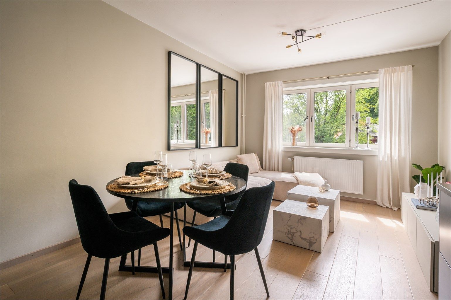 Innvendig fremstår leiligheten som pent og velholdt. Pusset opp i 2020