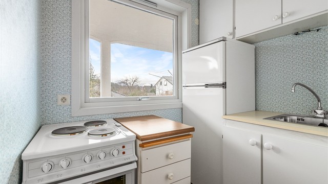 I underetasjen er det etablert et mindre tekjøkken med hvite, glatte fronter og laminatbenkeplate