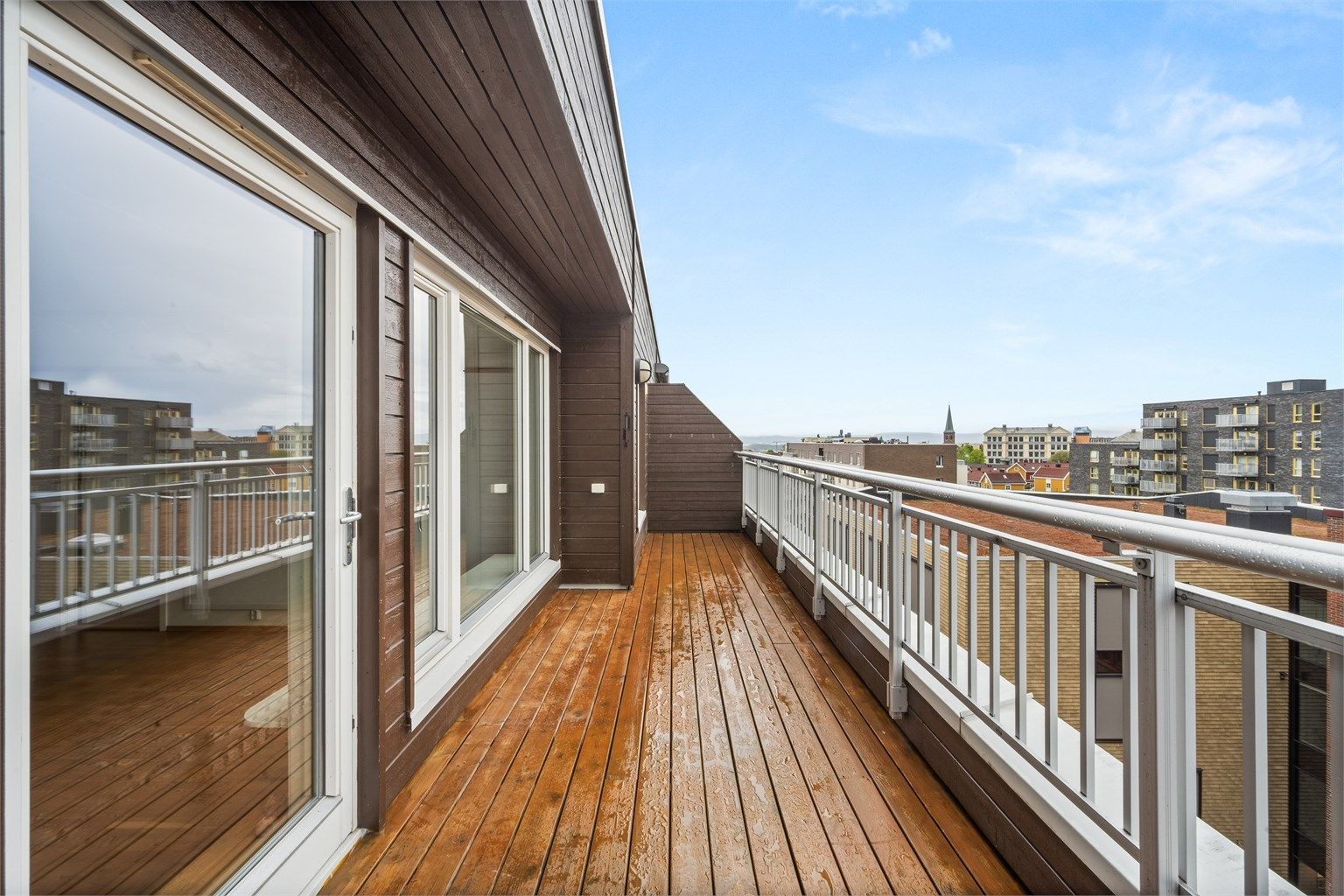 Den store nordvestvendte terrassen er på ca. 20 m² og har god plass til utemøbler og grill. Gode solforhold fra ettermiddag til kveld.