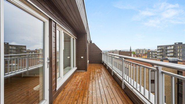Den store nordvestvendte terrassen er på ca. 20 m² og har god plass til utemøbler og grill. Gode solforhold fra ettermiddag til kveld.