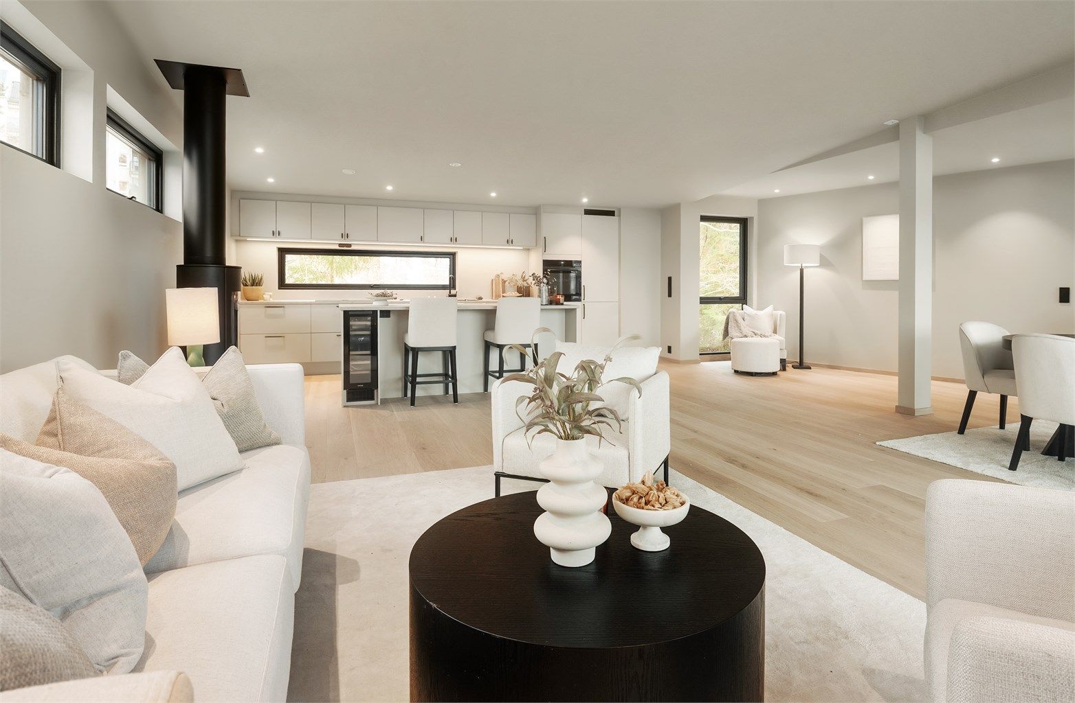 Boligen er bygget etter TEK17-standard med balansert ventilasjon for et sunt inneklima.