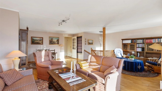 Innbydende sofakrok med plass til flere sitteplasser. Rommet oppleves lunt og hjemmekoselig, samtidig som det er romslig.