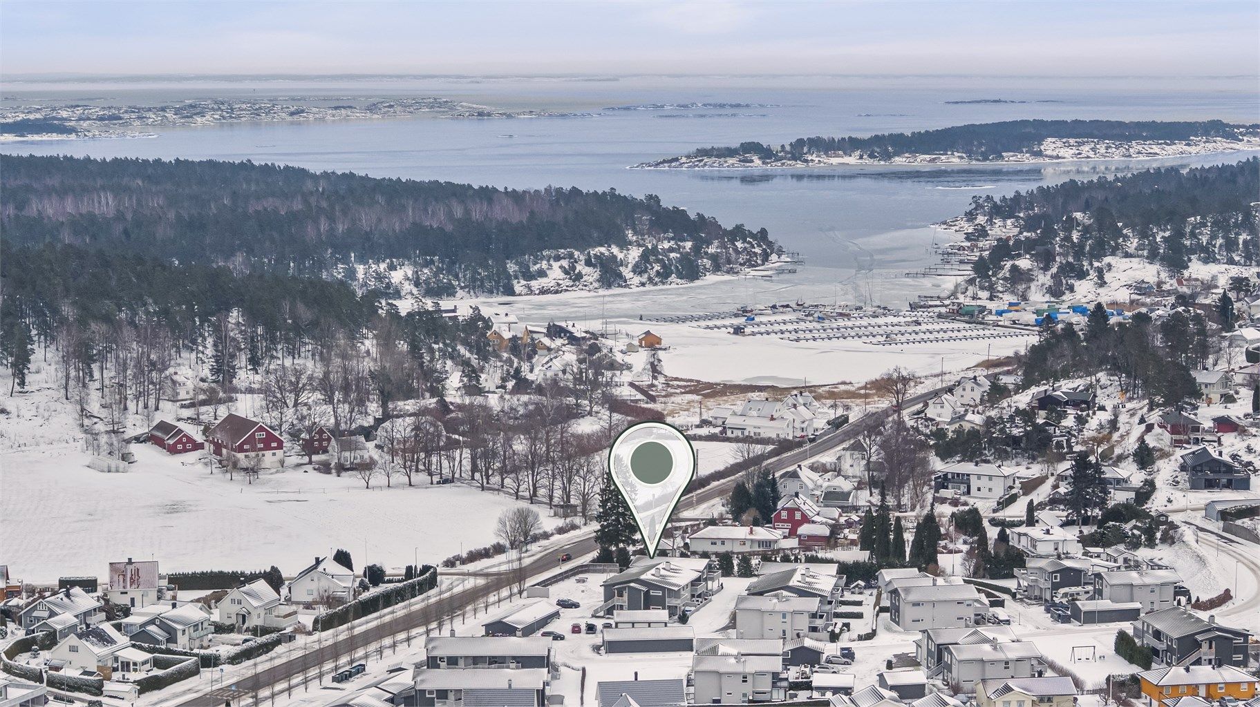 Leiligheten ligger flott til med kort vei til badestrand, båthavn, skogsstier, matbutikk og bussforbindelse.