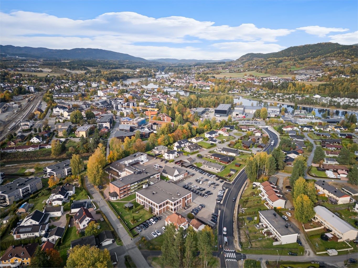 Det er kun ca. 600 m til sentrum med de fleste service tilbud og offentlig kommunikasjon med tog/buss