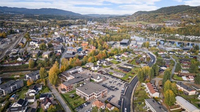 Det er kun ca. 600 m til sentrum med de fleste service tilbud og offentlig kommunikasjon med tog/buss