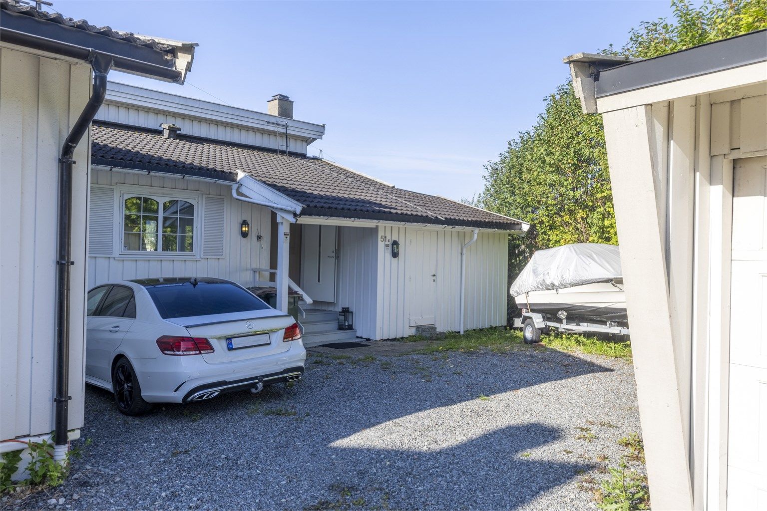 Utvendig trappeadkomst til boligens overbygde inngangsparti i 1. etasje