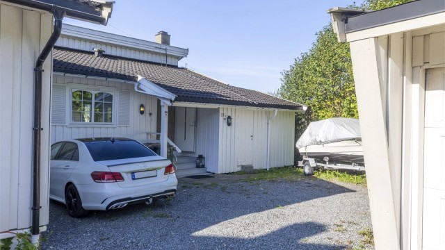 Utvendig trappeadkomst til boligens overbygde inngangsparti i 1. etasje