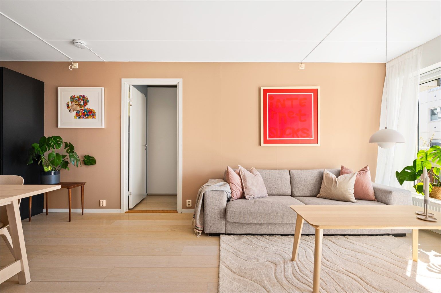 Boligen har en god planløsning og ligger fint til i borettslaget. Stuen er av god størrelse med plass til sofa og tilhørende salongbord. Overflatene er holdt i behagelige og tidsriktige nyanser.