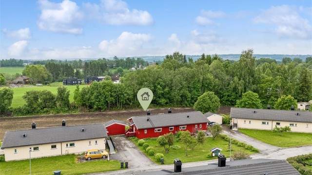 Velkommen til Kåtorpgrenda 9B! Praktisk og lettstelt halvpart av tomannsbolig med alt på ett plan og rolig beliggenhet. (Foto: EFKT v/Jonas Hasselgren)