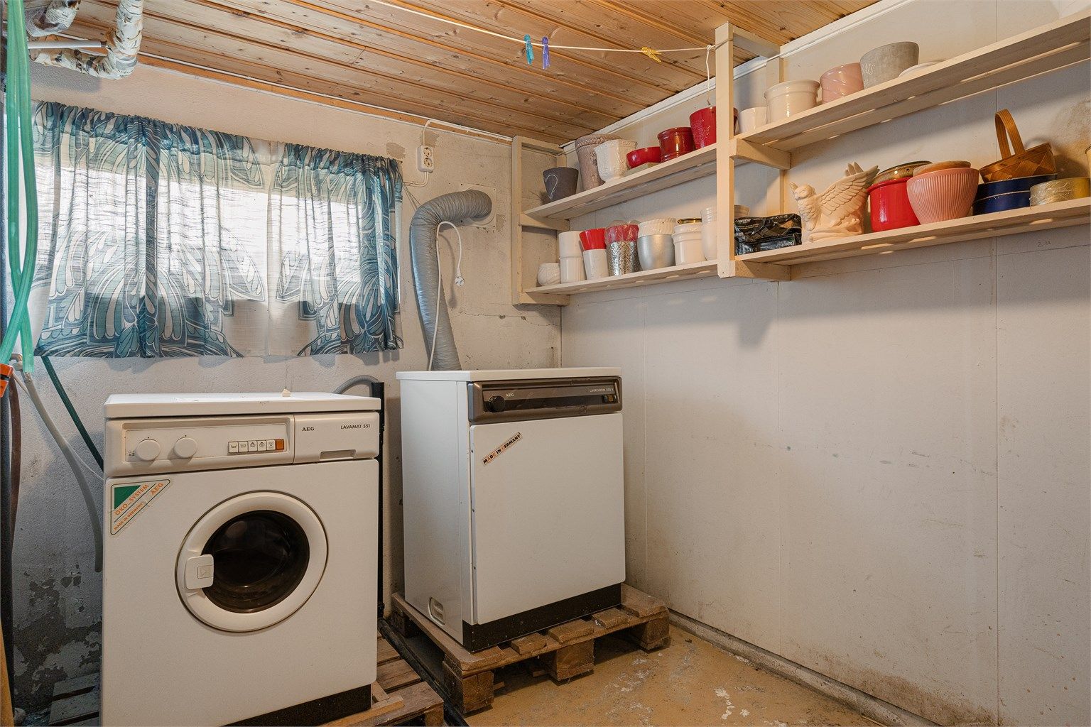 Praktisk vaskekjeller fra byggeåret med opplegg for vaskemaskin og tørketrommel.