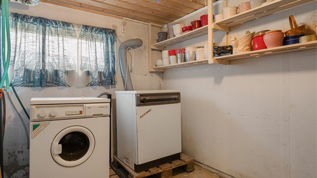 Praktisk vaskekjeller fra byggeåret med opplegg for vaskemaskin og tørketrommel.