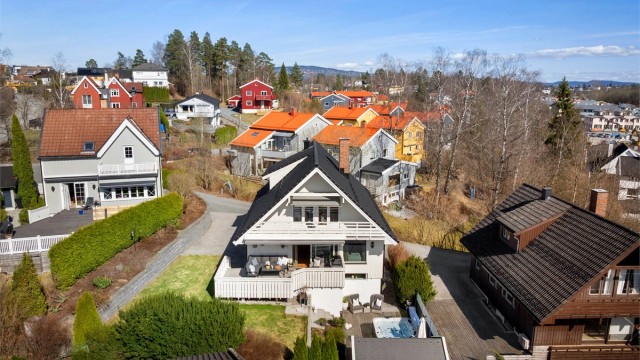 Store uteplasser på flere nivåer gir ulike soner for rekreasjon.