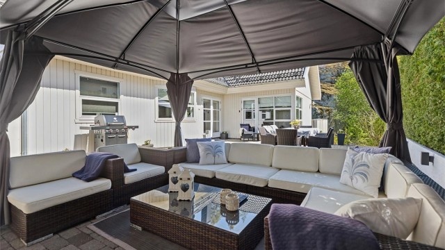 Eiendommen har over 70 kvm terrasse/uteplasser.