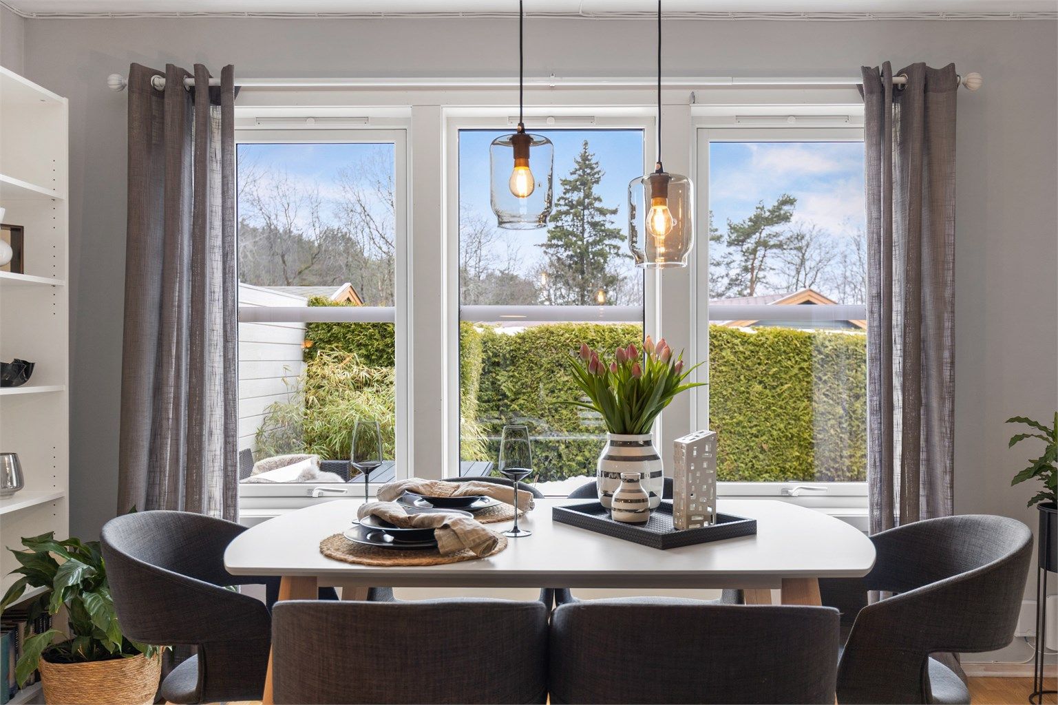 Store vindusflater fra 2018 slipper inn rikelig med dagslys og har herlig utsyn mot hagen.