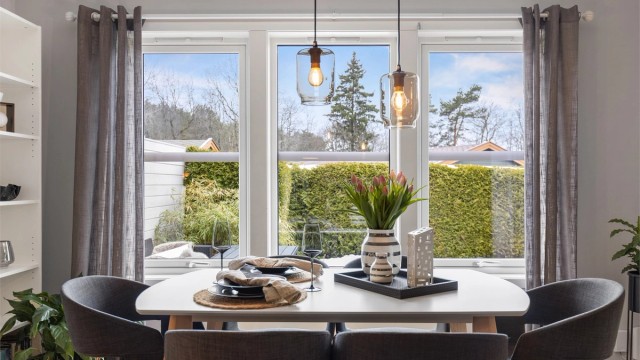 Store vindusflater fra 2018 slipper inn rikelig med dagslys og har herlig utsyn mot hagen.