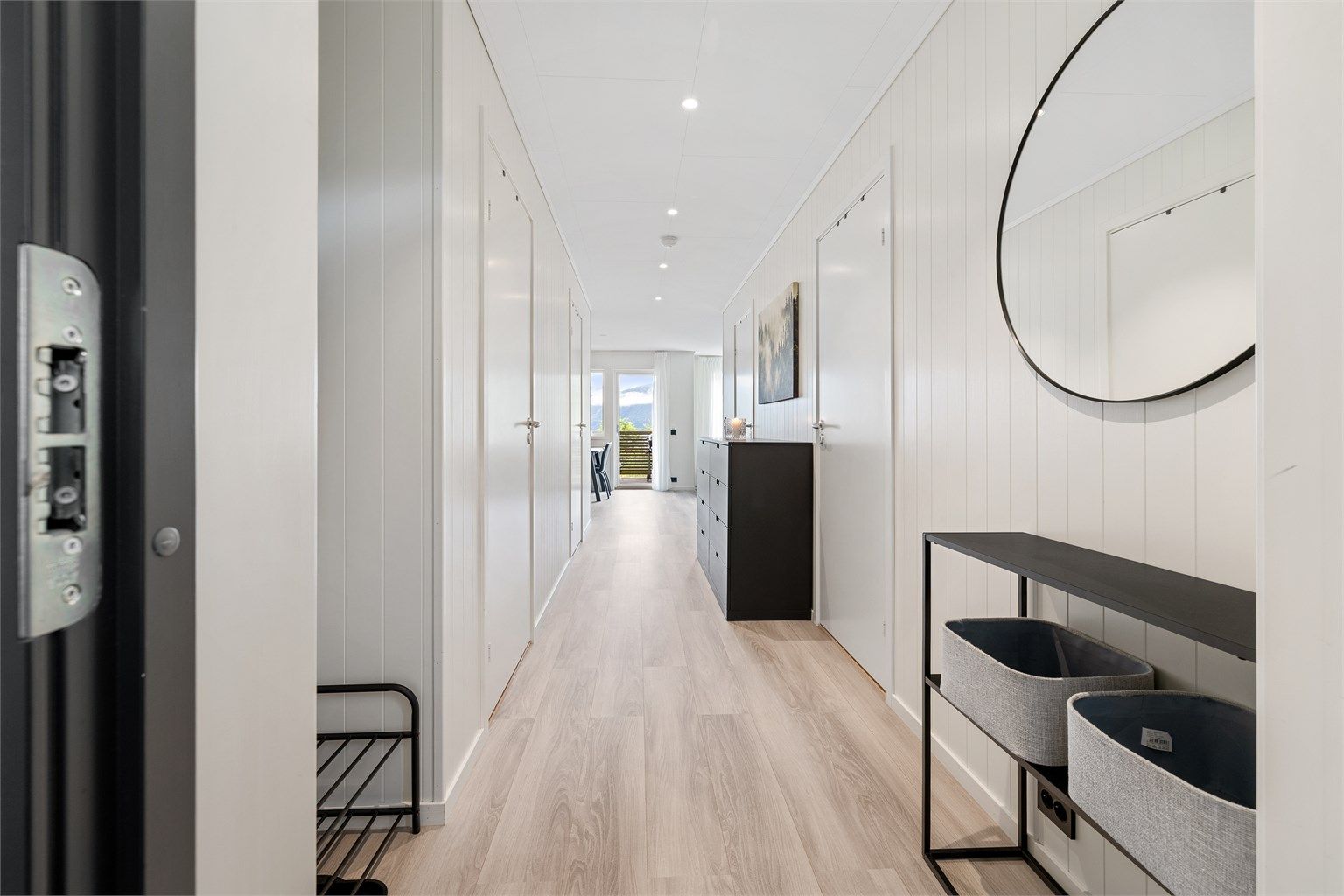 Velkommen inn! Her ønskes man velkommen av en lys og trivelig entré med plass til sko og yttertøy