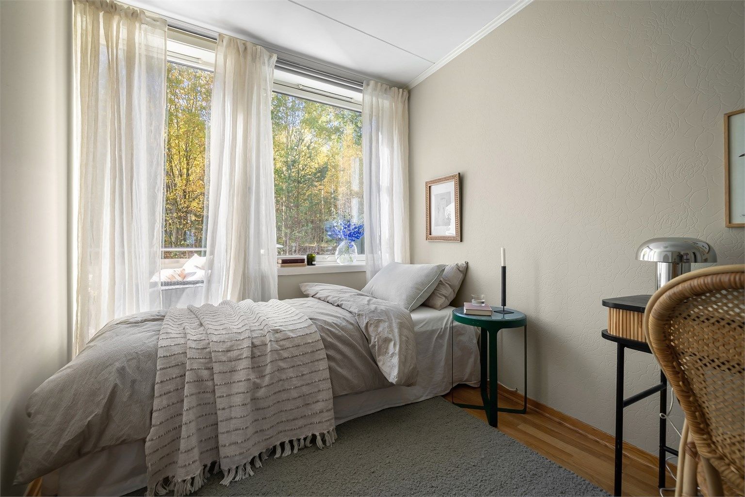 Godt med lysinnslipp fra to store vinduer