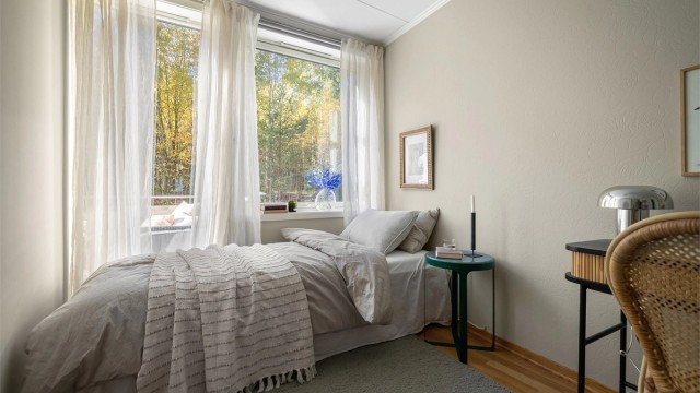 Godt med lysinnslipp fra to store vinduer