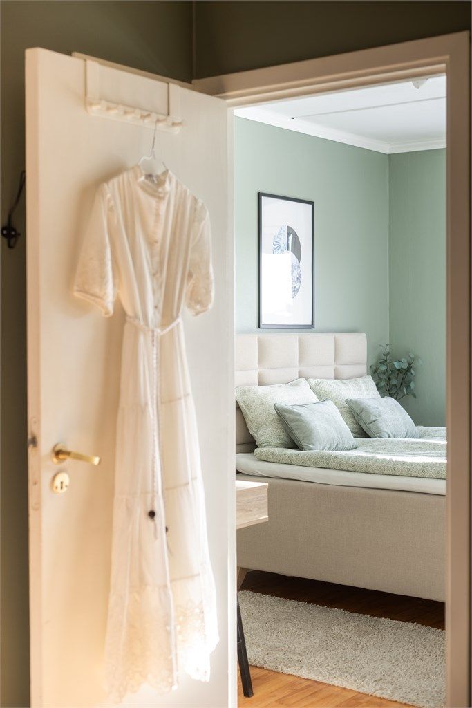 Innvendig har leiligheten hvitmalte, glatte innerdører av tre.