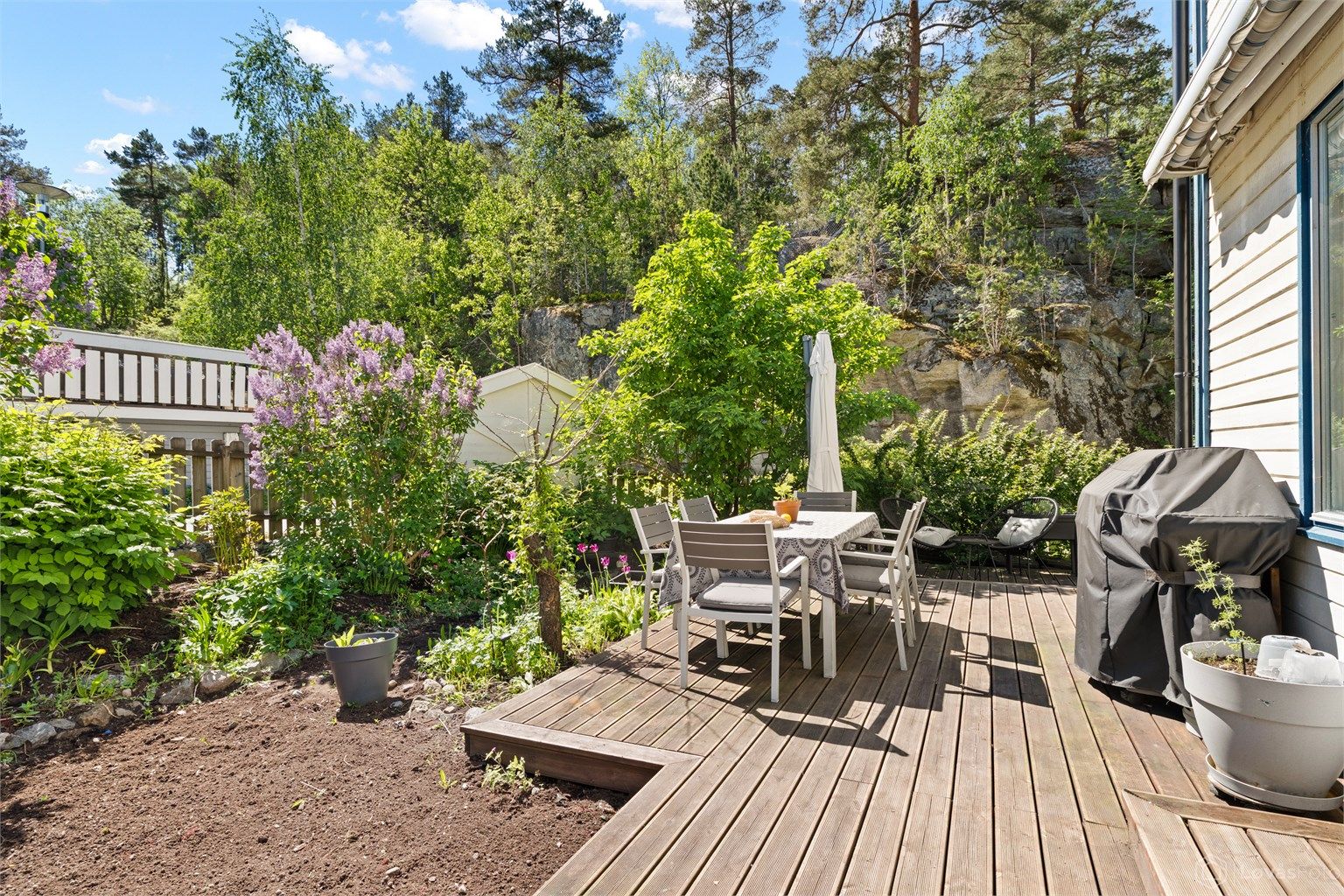 En innholdsrik tomannsbolig over tre plan, med utgang fra stuen til en romslig markterrasse på 33 m². Foto: John Løvås
