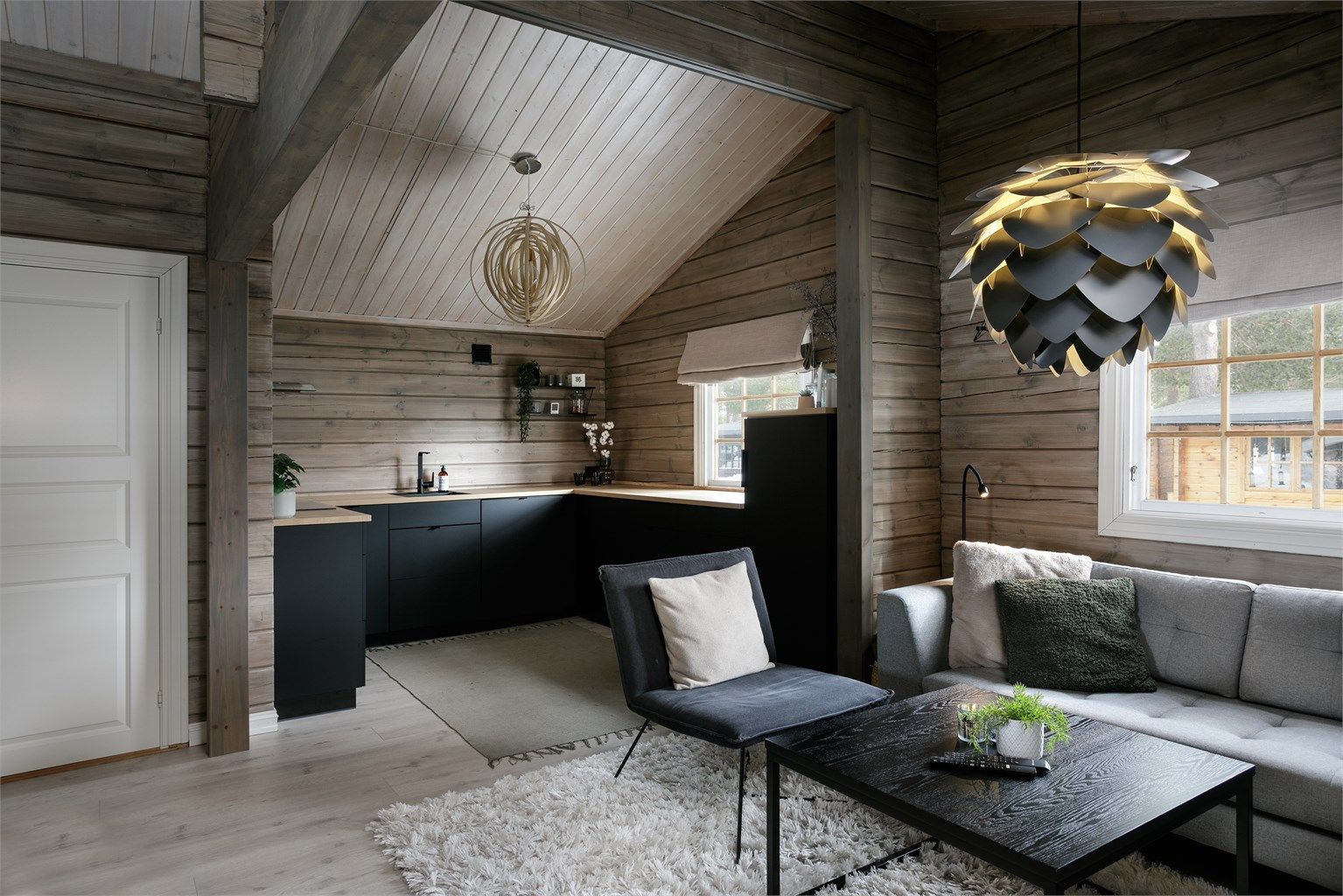 Stue og kjøkken i åpen løsning med god takhøyde som gir god romfølele