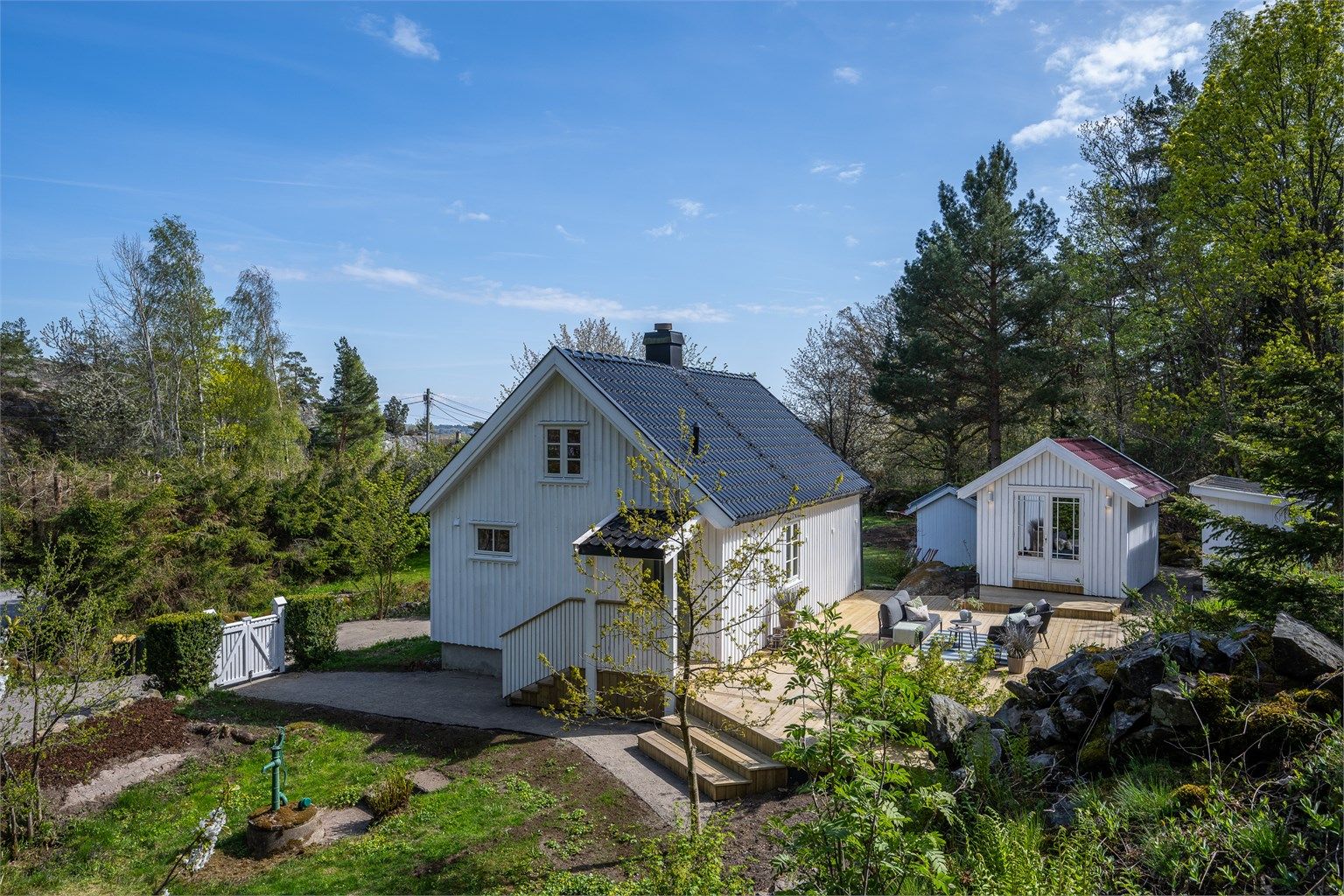 Enebolig modernisert 2024-25 | Stor markterrasse på 58 m² | Utestue og elbillader