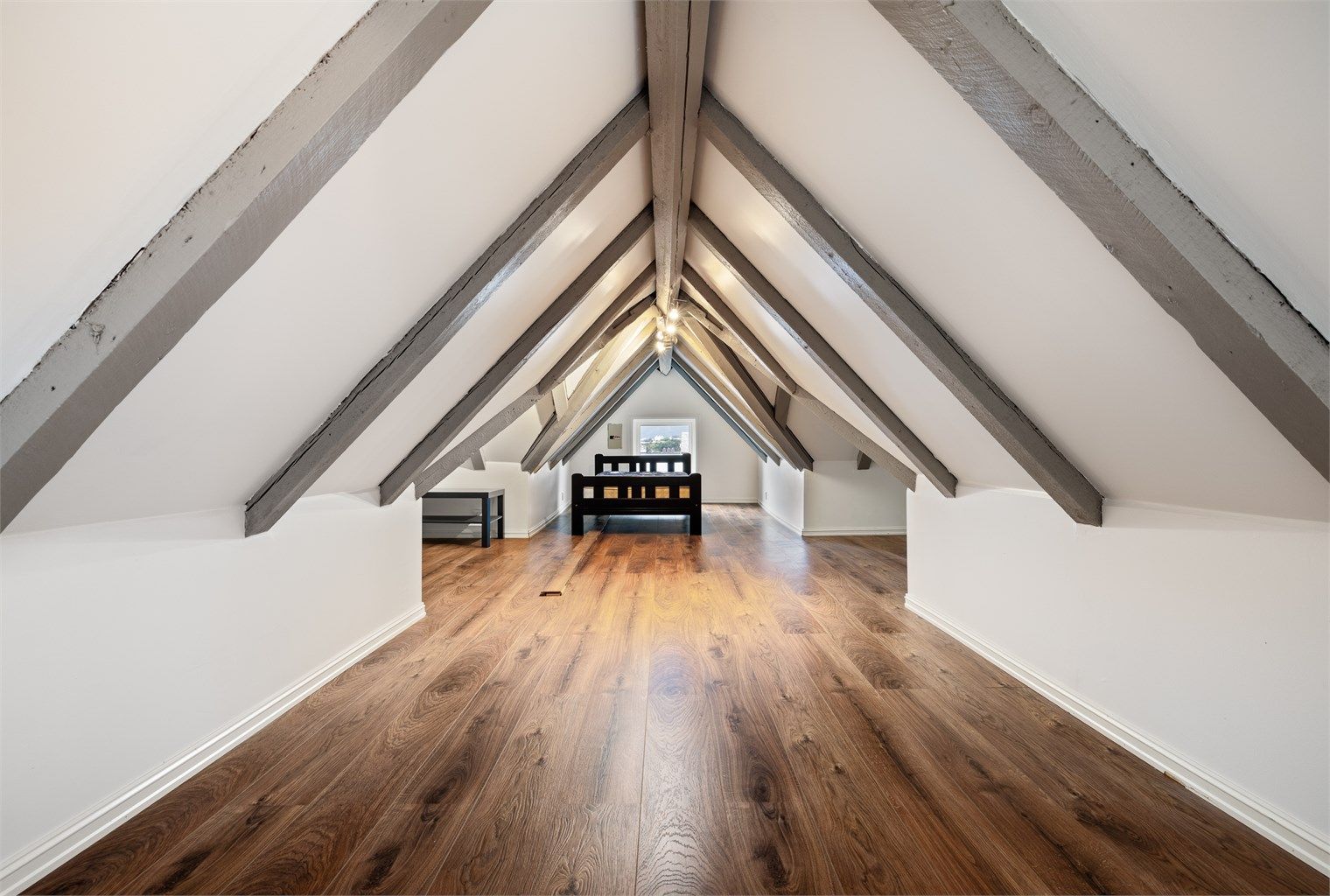 Loftsetasjen har et gulvareal på ca 44m², men grunnet lav takhøyde er kun 16m² av arealet måleverdig som bruksareal. Til høyre og venstre er det arker med bodareal på henholdsvis 7 og 6m² gulvflate