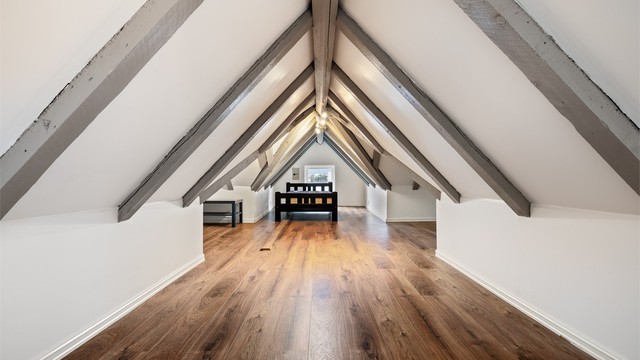 Loftsetasjen har et gulvareal på ca 44m², men grunnet lav takhøyde er kun 16m² av arealet måleverdig som bruksareal. Til høyre og venstre er det arker med bodareal på henholdsvis 7 og 6m² gulvflate