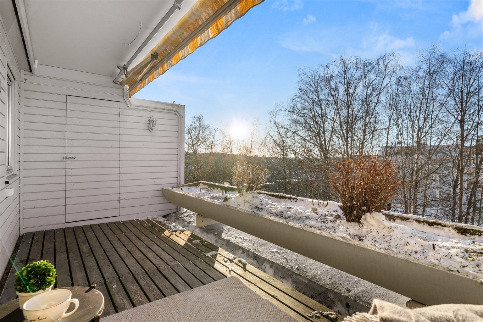 På balkongen er det også en praktisk bod for ytterligere oppbevaring. 