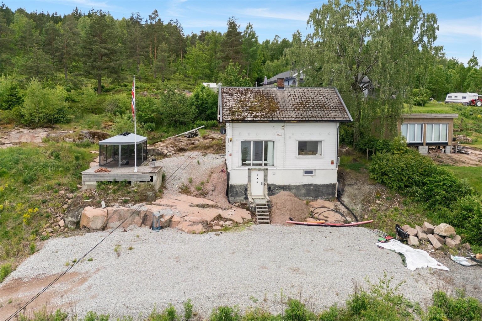 Boligen er beliggende litt opp fra veien og har ingen boliger i front